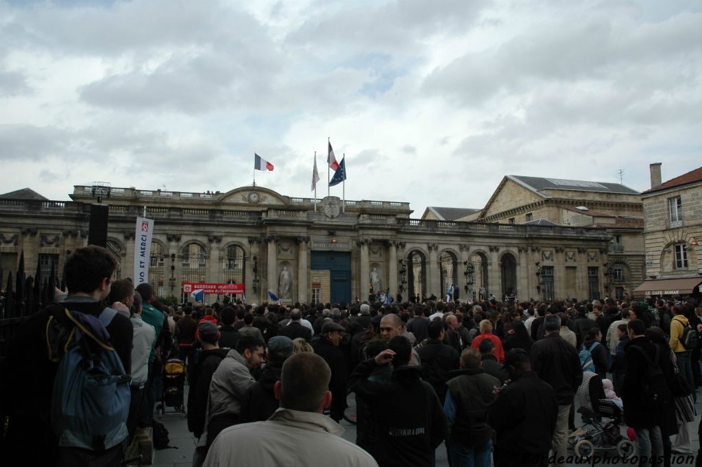 Mais que se passe-t-il ce 2 avril 2007 devant le palais Rohan à midi passé ?