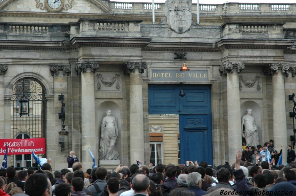 La foule a l'air de patienter en attendant un évènement exceptionnel.