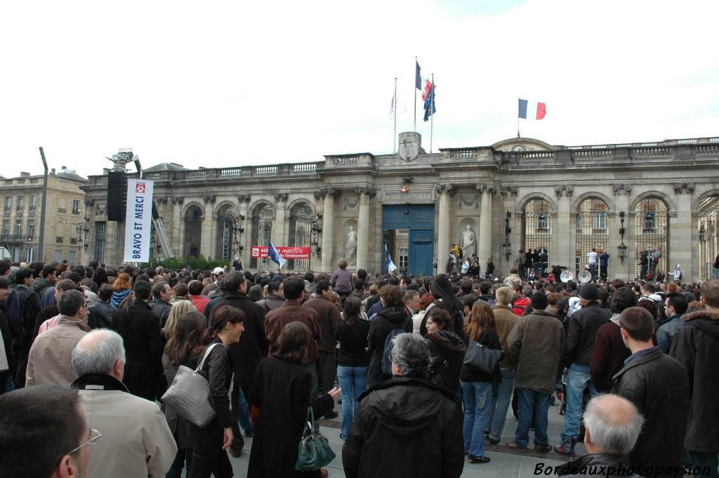 A y regarder de plus près cette foule-là semble plutôt calme, elle sait ce qu'elle va bientôt voir pour la plus grande joie de tous.