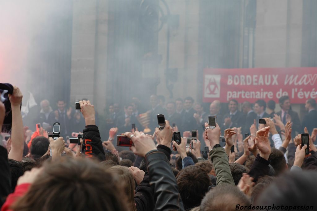 Il faut fixer l'événement : vite le téléphone portable pour capter l'instant magique et envoyer la photo aux amis.