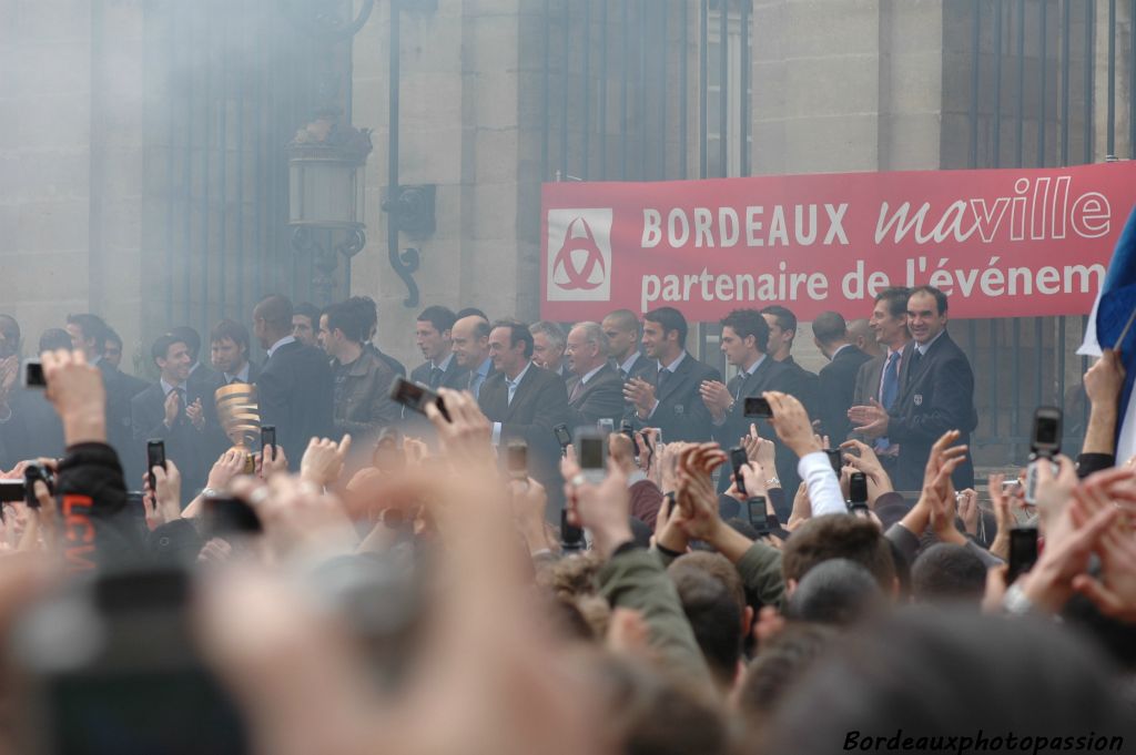 Même en ces circonstances les fumigènes sont de sortie voilant l'espace, compliquant la tâche des photographes.