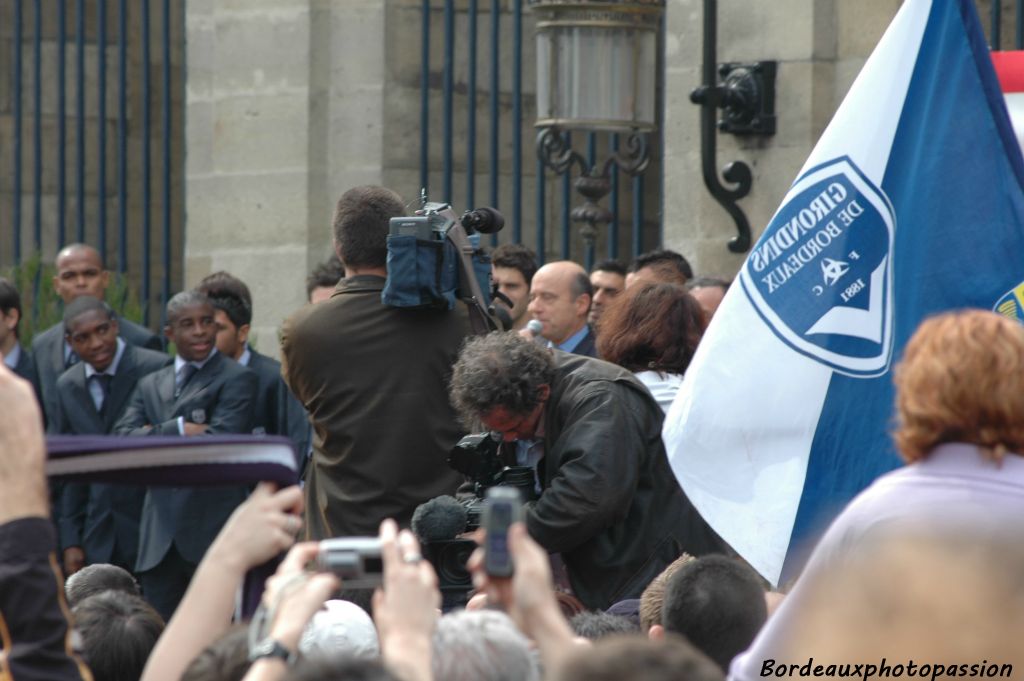 Les médias sont tous là pour enregistrer les discours.