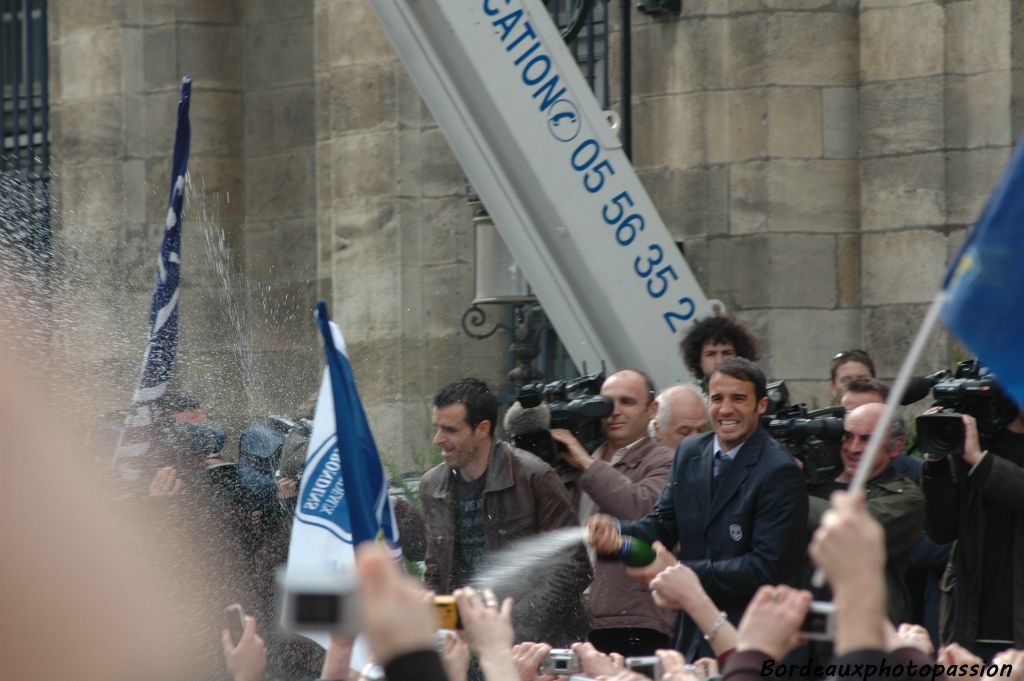 Il  fallait s'en douter. Tant pis pour les supporters les plus près de l'estrade.