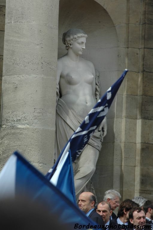 Même monsieur le maire ne reste pas de marbre devant l'exploit des Girondins de Bordeaux.