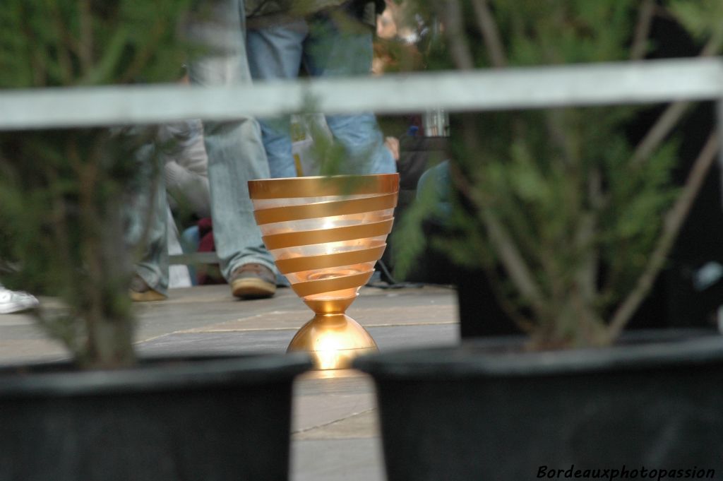 La coupe de la Ligue posée négligemment dans un coin.