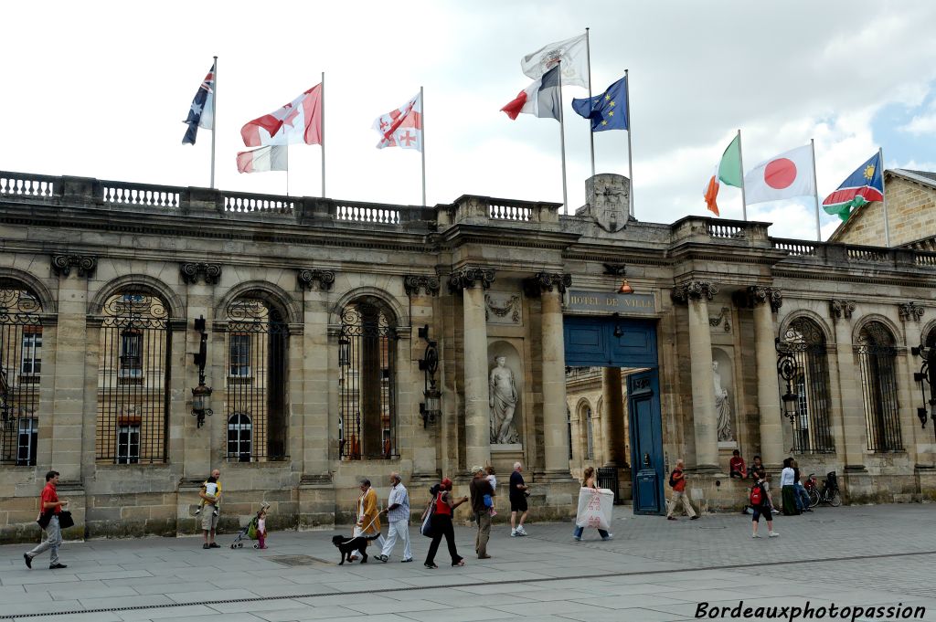 La mairie et ses drapeaux de l'Australie, du Canada, de la Géorgie, de l'Irlande, du Japon et de la Namibie.