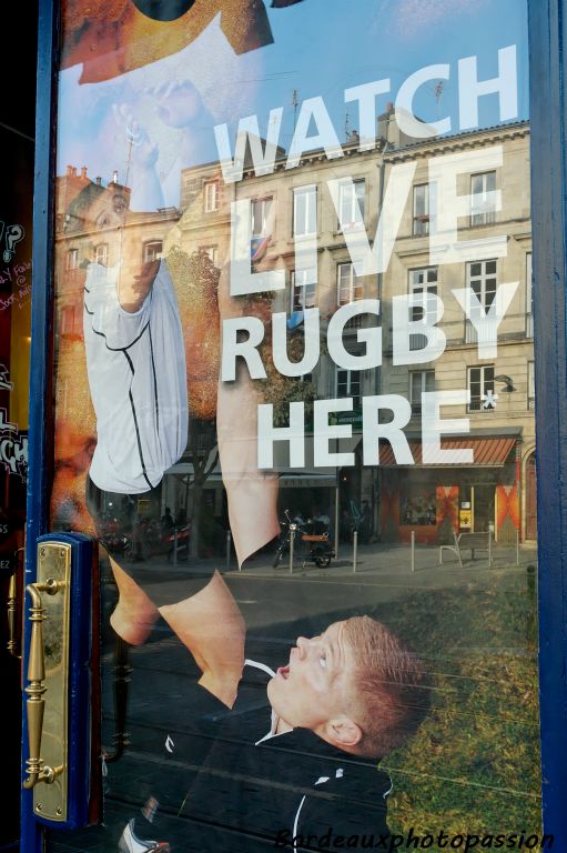 Beaucoup de commerçants avaient décoré leur vitrine en l'honneur du rugby.
