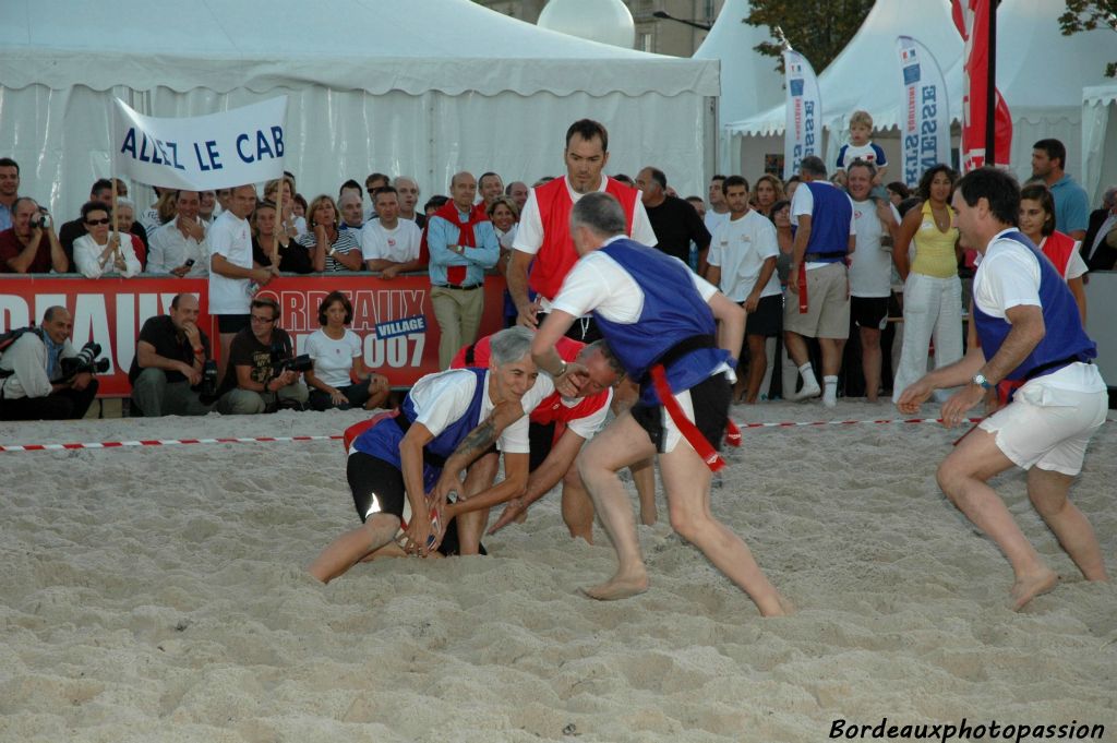 Même les élus ont joué au rugby. Il faut dire qu'en matière de combat la politique les a bien préparés.