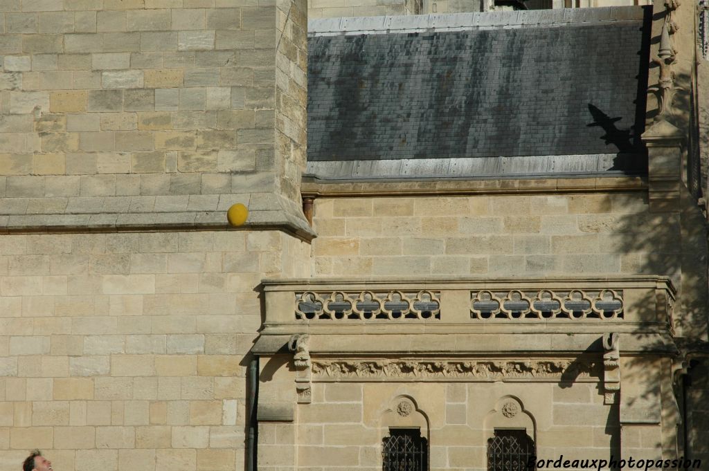 Le jour de la grande finale, on a même un ballon de rugby dans les airs  près de la cathédrale