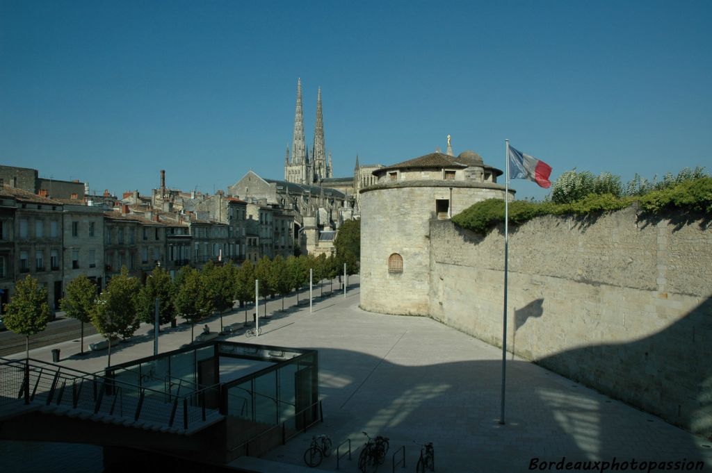 Tout près de la place Pey Berland, en longeant le fort du Hâ...