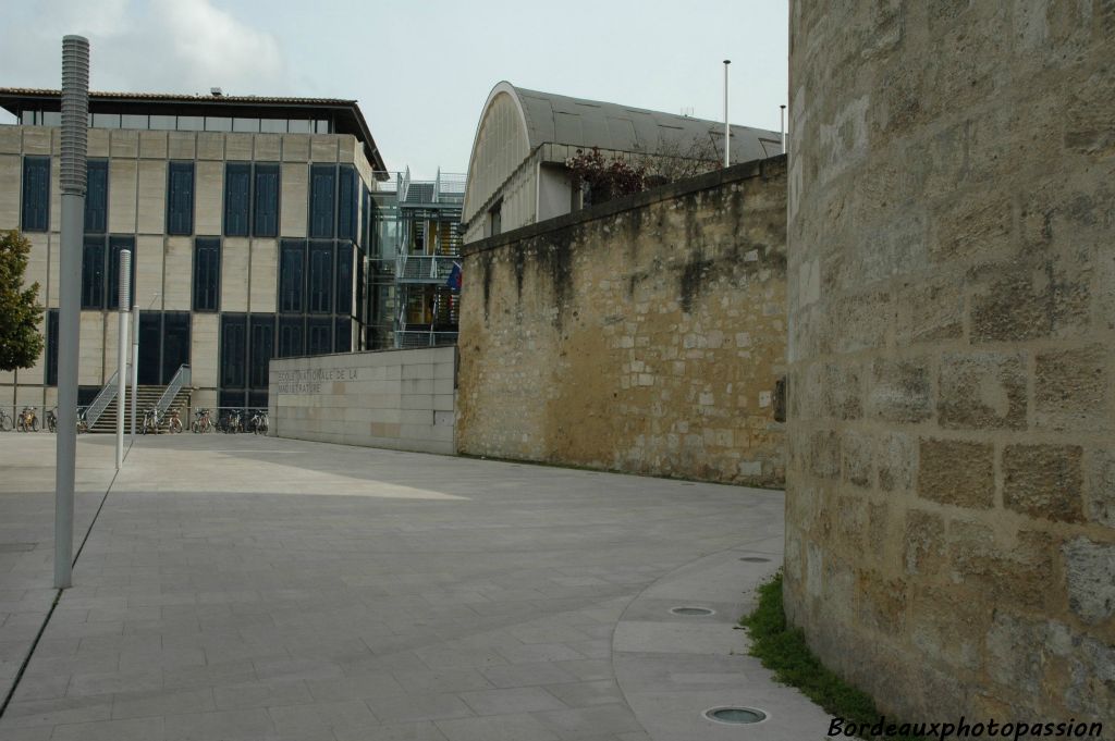 ...se dresse l'École Nationale de la Magistrature.