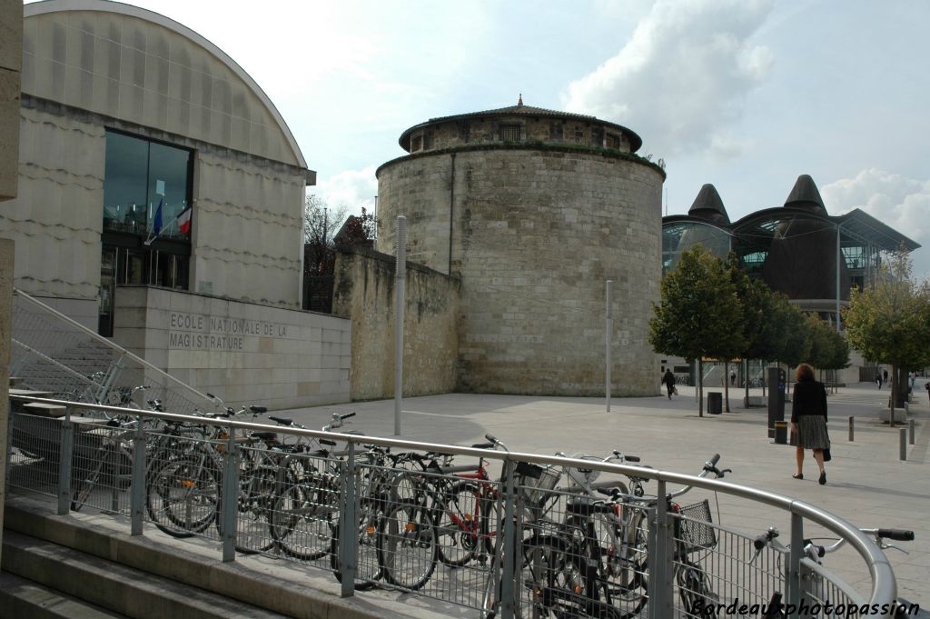 C'est Richard Rogers (Beaubourg, Paris) qui a réalisé le Tribunal de Grande Instance (au fond) en 1998.