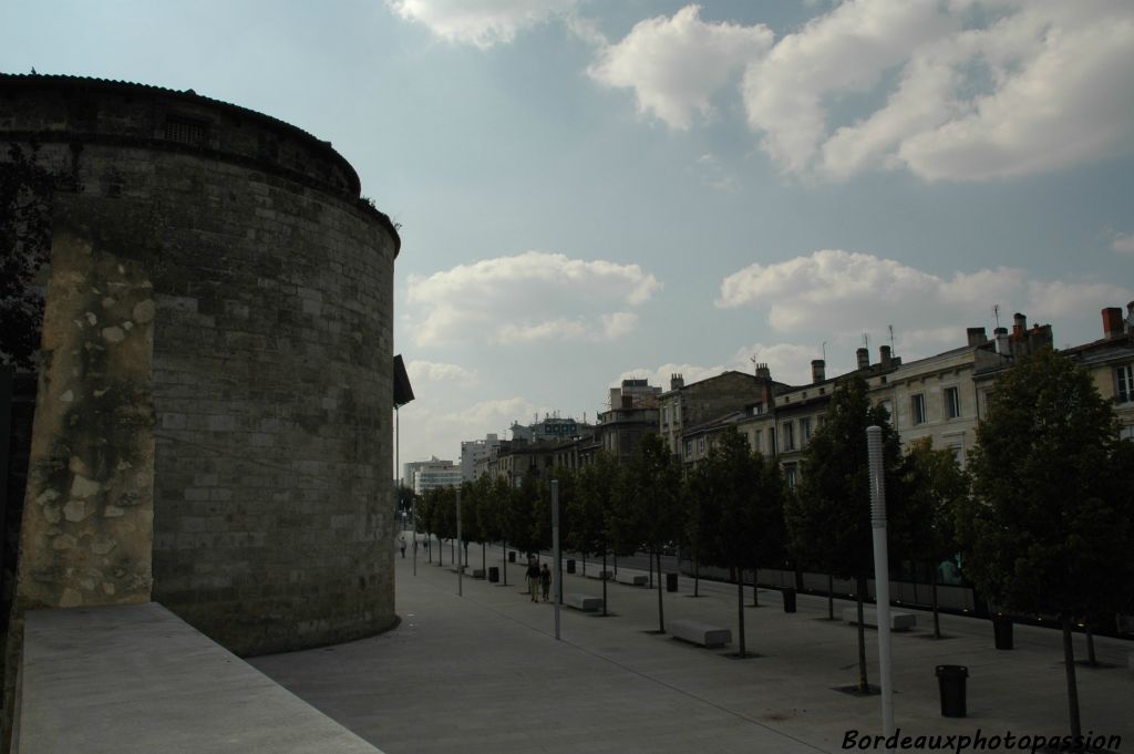 L'entrée de l'école nationale se trouve dans la rue des frères Bonnie.