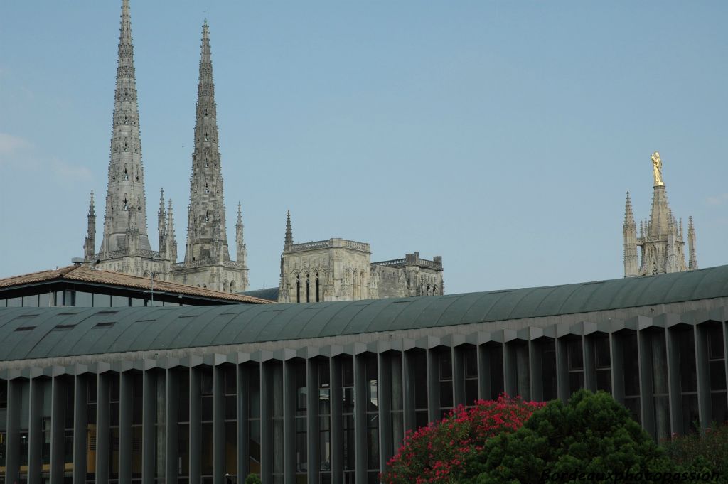 La tour Pey Berland et la cathédrale Saint André sont toutes proches.