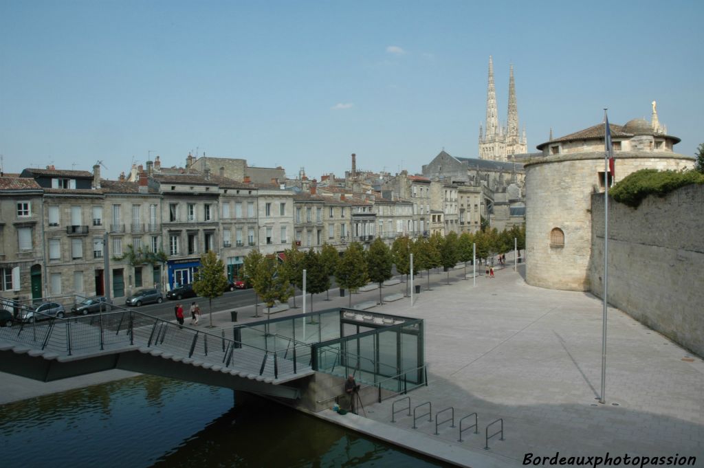 Il ne reste plus qu'une partie du mur d'enceinte et deux tours.