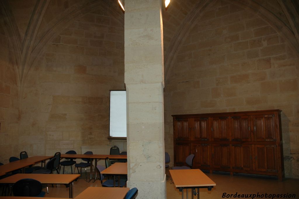 L'intérieur de la Tour des Minimes est occupée par des salles de cours de l'école nationale.