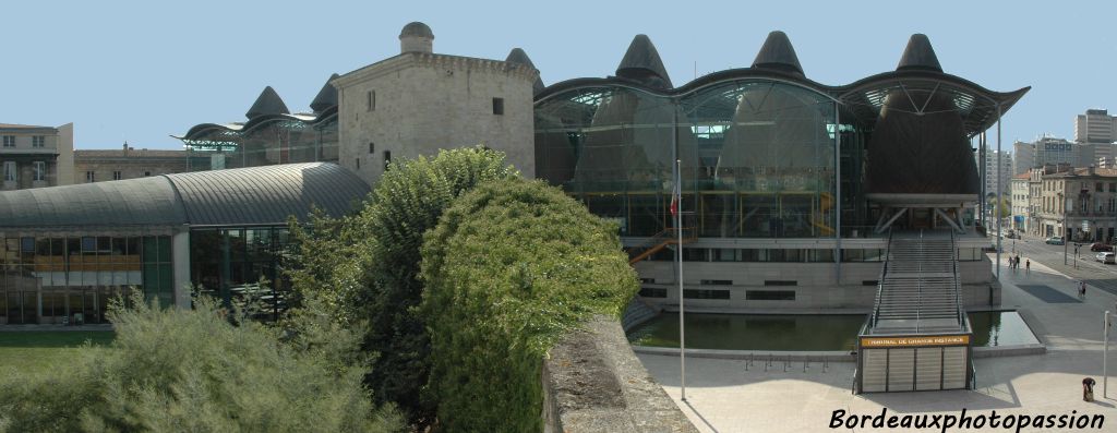 ... mais aussi le mur d'enceinte et la tour des Anglais appelée aussi tour sur le Peugue ou tour des Sourciers.