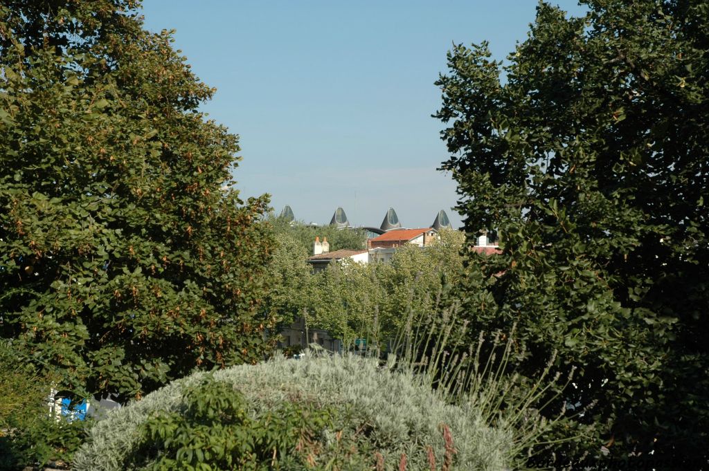 Ces salles sont visibles de très loin, presque menaçantes pour les Bordelais comme l'étaient les tours du fort du Hâ des siècles auparavant.