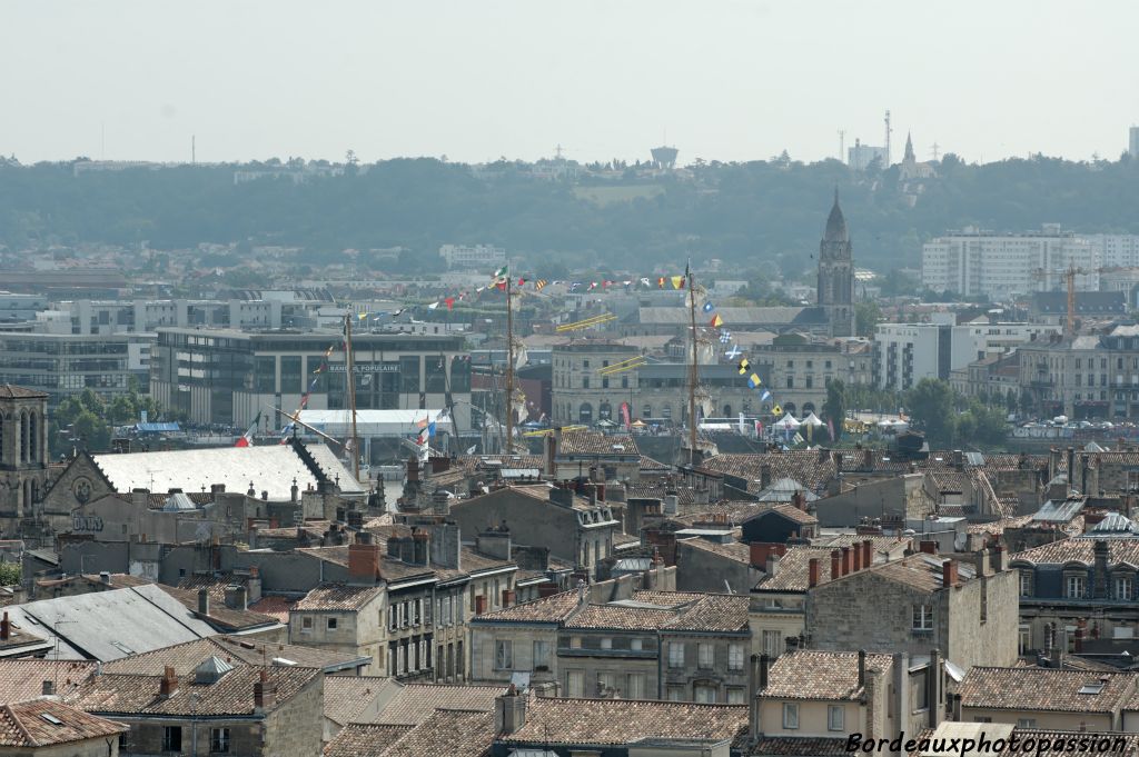 Il se passe quelque chose d'étrange sur la Garonne. Des mâts dépassent des immeubles...