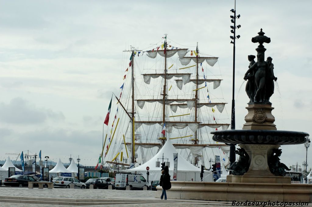 La place de la Bourse retrouve l'apparence d'un siècle passé.