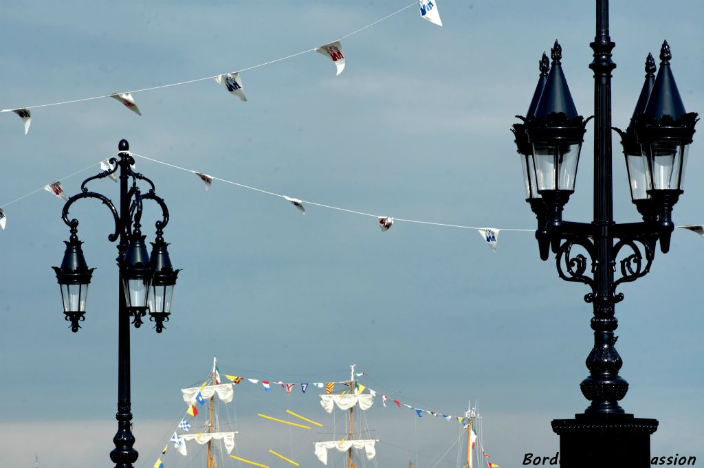 Le pont de pierre a mis ses plus beaux drapeaux pour annoncer la fête sur les deux rives.