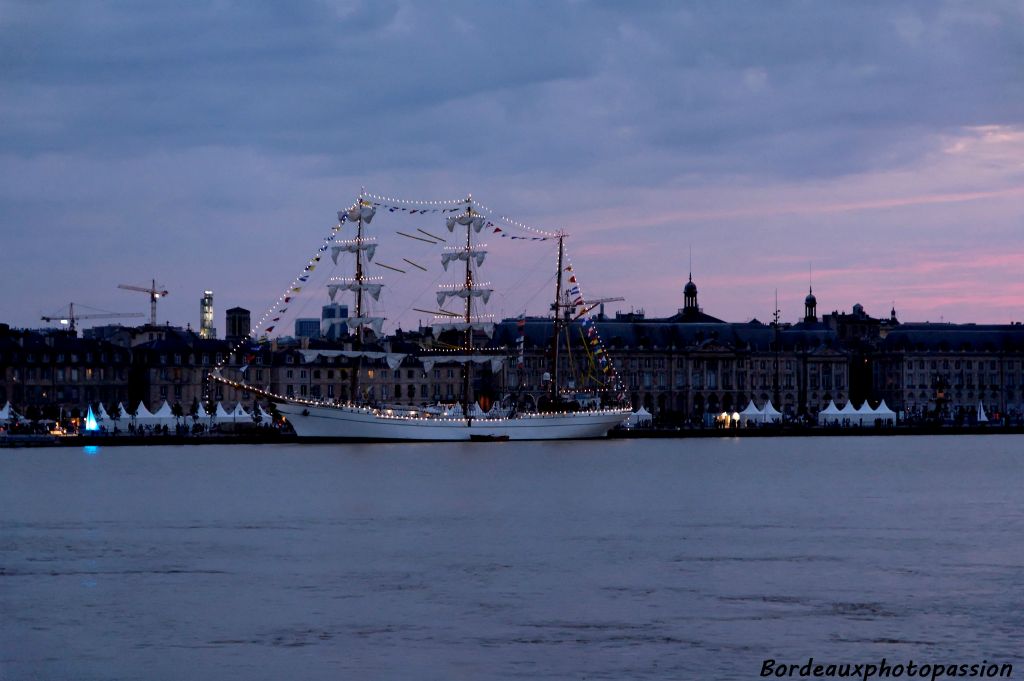 Le soir même le ciel se met en fête pour accueillir les bateaux.