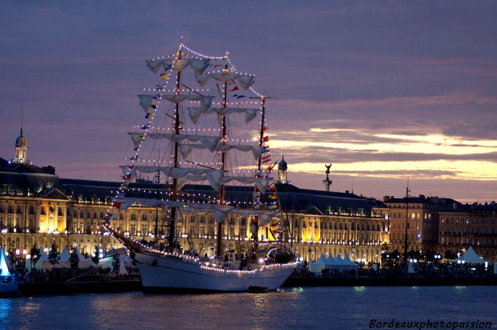 La nuit, la ville s'éclaire et les bateaux aussi.