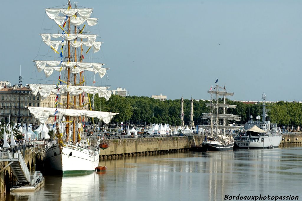 Le Germinal est venu rejoindre les deux voiliers.