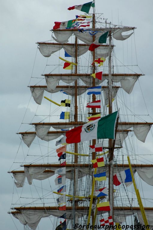 Sur le bateau mexicain, les nombreux pavillons claquent au vent.