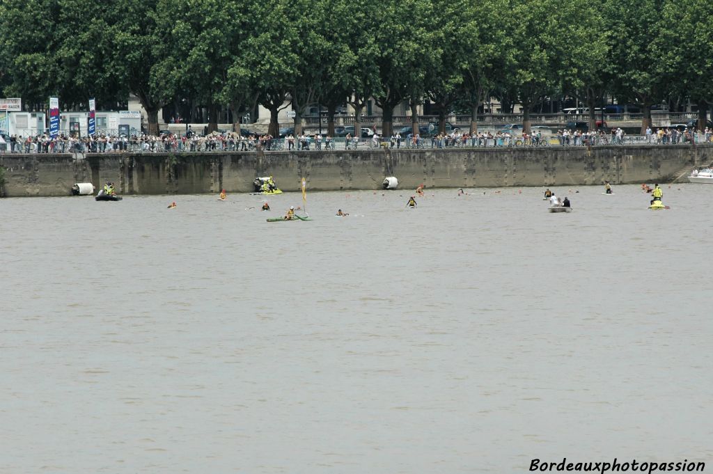 Quelle est cette manifestation sportive qui se déroule dans les eaux troubles du fleuve ?
