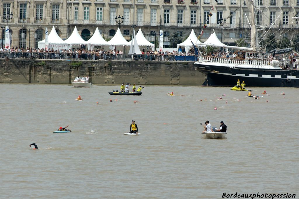 Les 1,7 km de nage se font à courant montant. La marée remonte vers l'aval (vers le pont de pierre) et aide les nageurs.