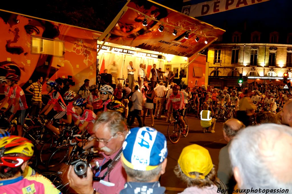 ... suivis par une trentaine de cyclistes professionnels, amateurs, français et étrangers.