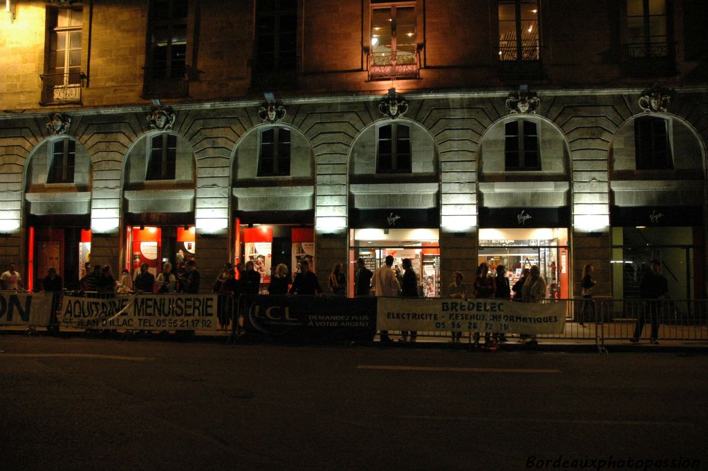 Près de la place  Gambetta le public clairsemé au début se fait de plus en plus nombreux.