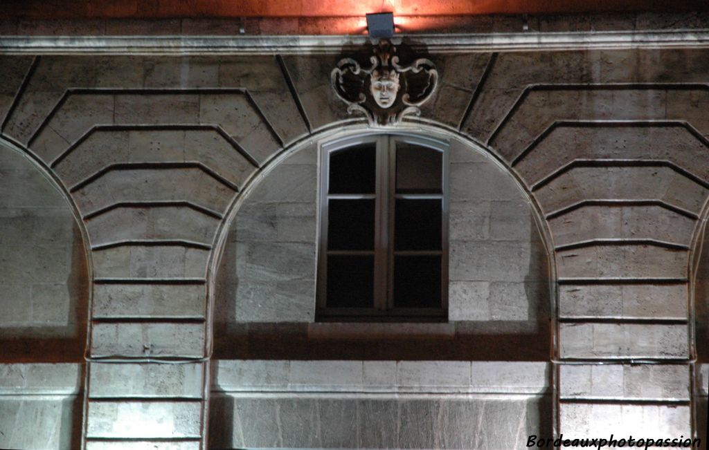 Les mascarrons de la place Gambetta sont aux premières loges.