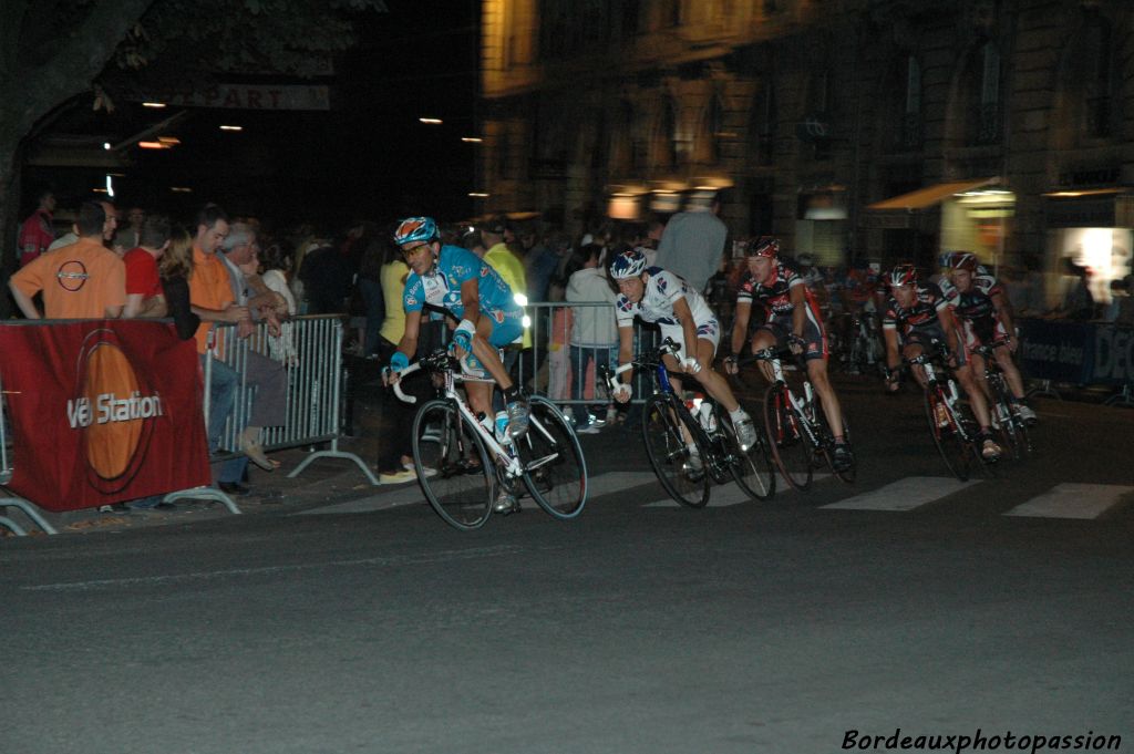 Un peloton groupé au départ  doit courir d'entrée après les premiers échappés. La bagarre vient de commencer...