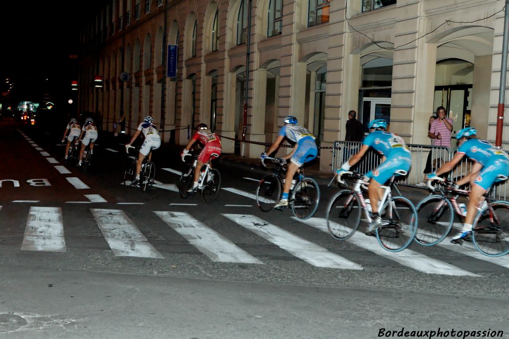 Le peloton est étiré rue E. Michelet.