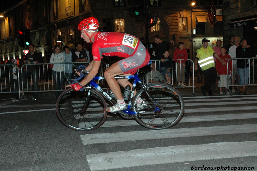 puis c'est le retour place Gambetta où la foule est plus nombreuse.