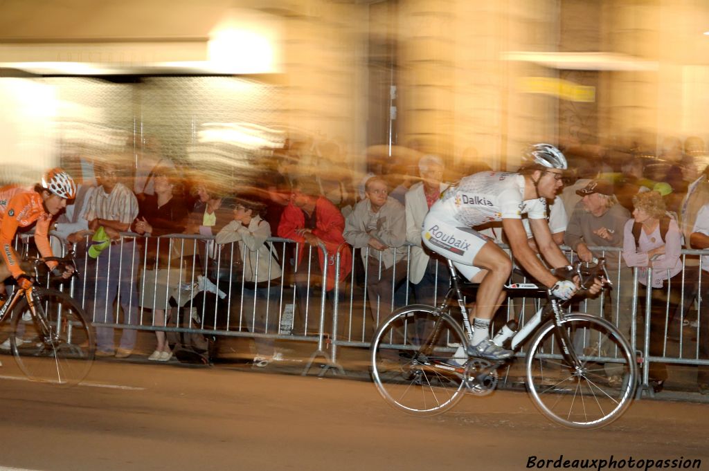 Le cours Clemenceau est un petit Champs Élysées. Les coureurs le descendent puis le remontent ce qui entretient le suspens.