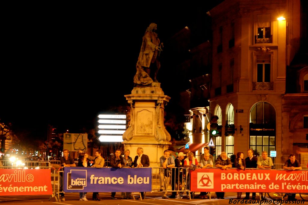 50 tours de 1650 m. Les spectateurs attendent peu entre chaque passage.