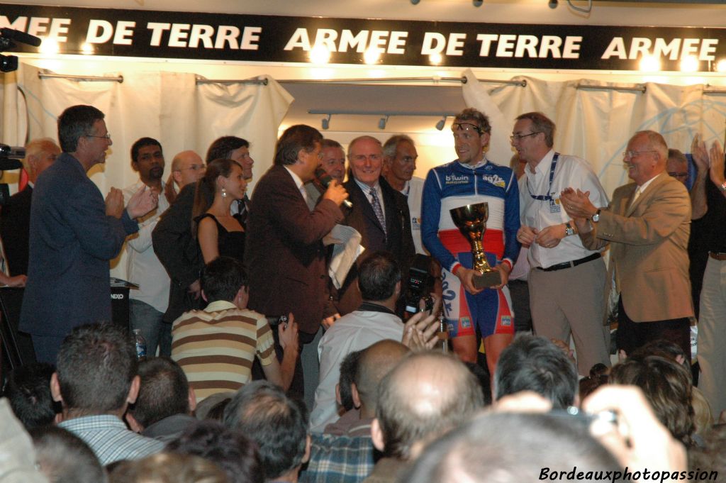 ... pour se retrouver sur le podium avec à sa droite le champion du monde et champion de France André Darrigade.