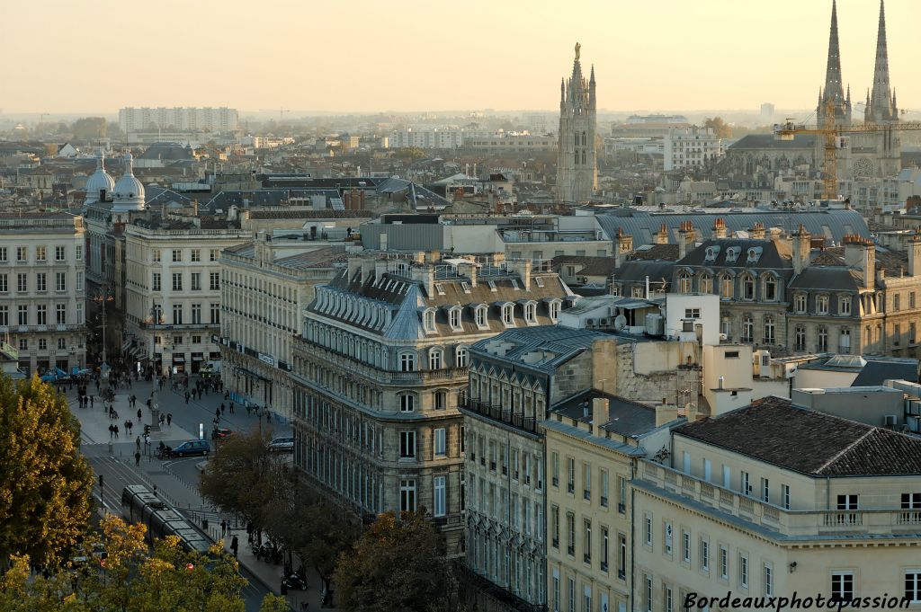 La nacelle ronde de la Grande Roue permet de se tourner dans les sens. Premiers regards vers le centre ville de Bordeaux.