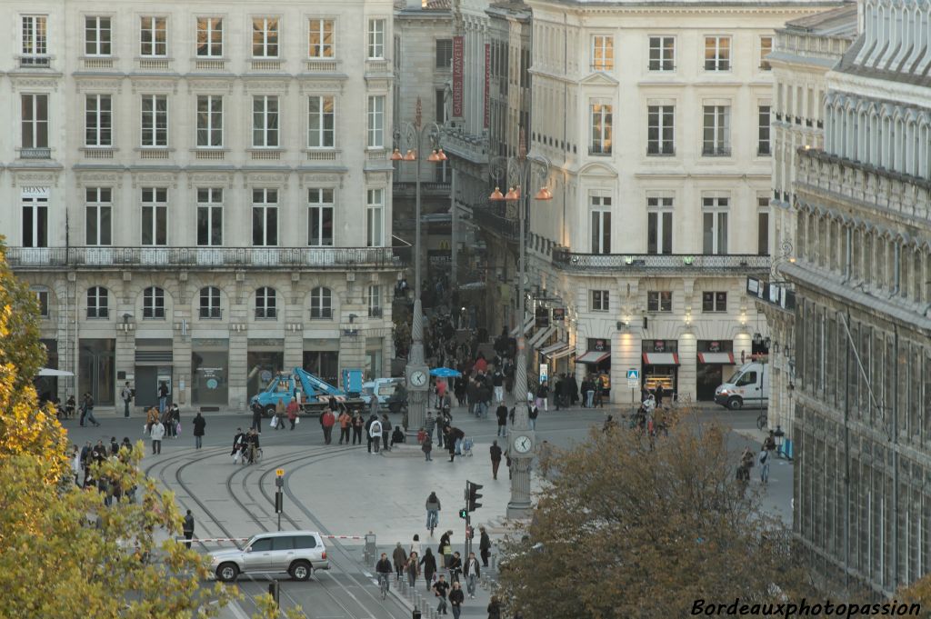 Une entrée vers la rue Sainte-Catherine, la plus longue rue commerçante d'Europe.