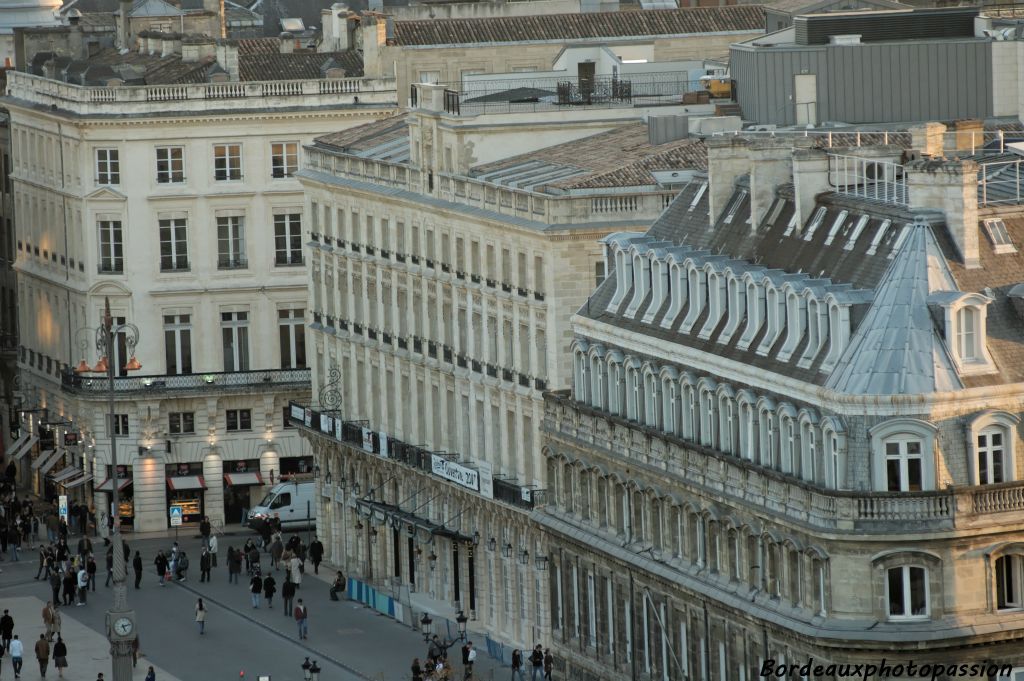 Tout près de l'entrée de la rue Sainte-Catherine, l'ancien hôtel de Rolly construit par  Victor Louis en 1780 juste en face du Grand Théâtre. Il deviendra début 2008 un hôtel grand luxe.