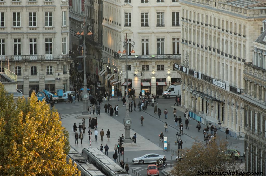 La place de la Comédie et ses deux horloges pour ne pas manquer l'heure des spectacles de l'Opéra National de Bordeaux.