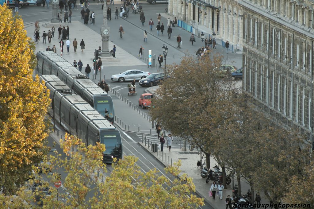 Ce lieu est très fréquenté essentiellement par les piétons et le tramway. La voiture n'a plus que le strict minimum pour circuler.