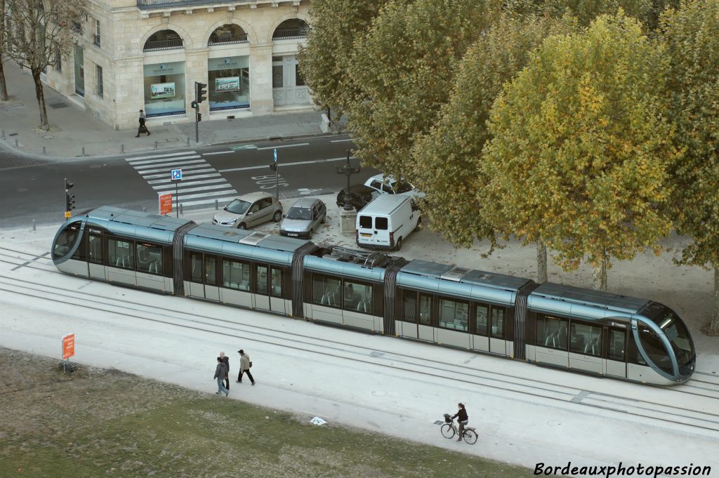 Piéton, vélo, tranway c'est le nouveau trio gagnant des déplacements dans Bordeaux. Ici le tramway est vide car en période d'essai sur le nouveau tronçon de la ligne C (Grand Parc puis  Aubiers).