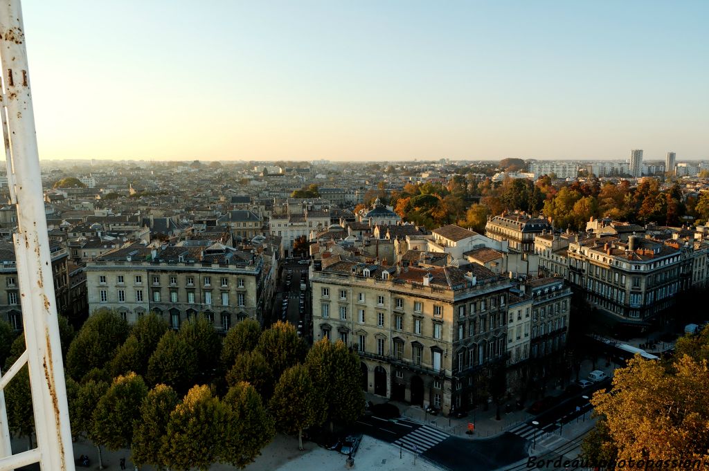 Du haut de la Grande roue, les rues semblent se dessiner comme un plan. De l'hémicyle des Quinconces part le cours du Maréchal Foch qu'emprunte récemment le tramway de la ligne C.