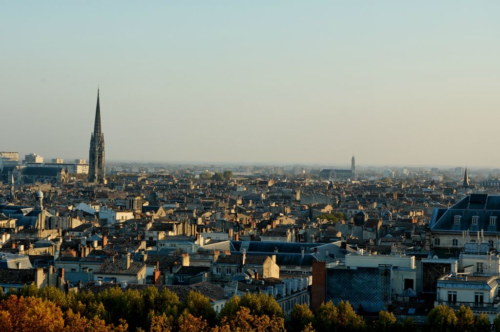 En tournant la tête, la nature est moins présente : à gauche la basilique Saint Michel, au fond l'église du Sacré Cœur.