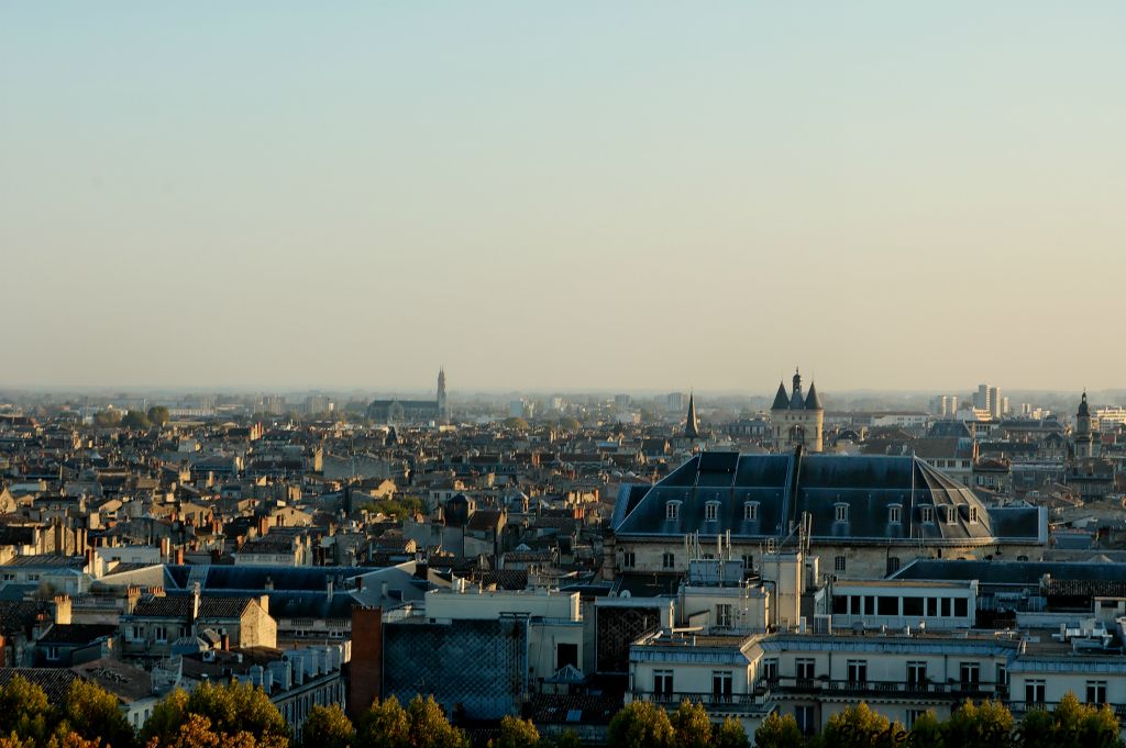 Le fait de s'élever de quelques dizaines de mètres au niveau du sol change complètement la perception de la ville. Ici le Grand Théâtre est coiffé de la Grosse cloche.