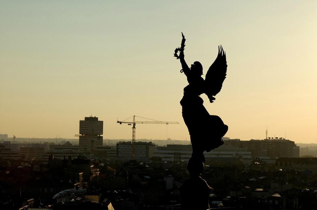 Presque à portée de main, la statue du monument aux Girondins semble bien seule.